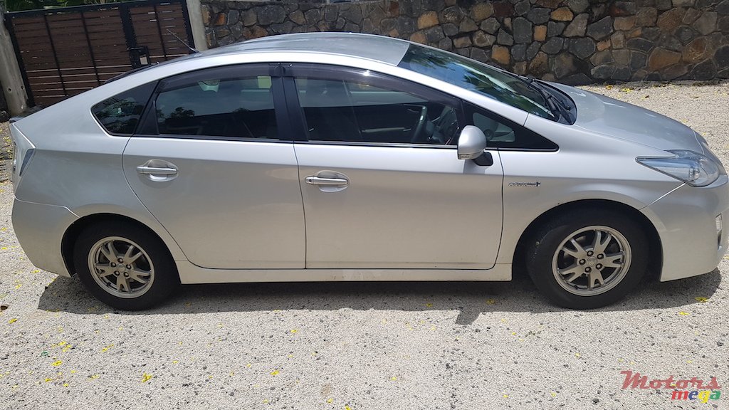 2011' Toyota Prius hybrid photo #2