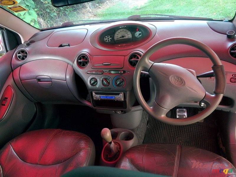 1999' Toyota Vitz photo #2