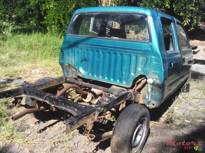 2001' Toyota Hilux 4*2 photo #4