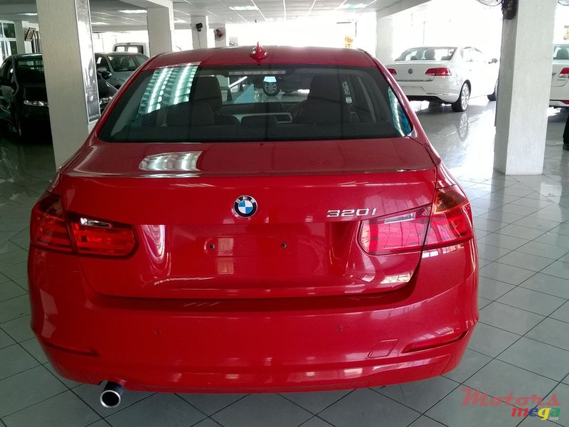 2013' BMW 3 Series Sedan photo #2