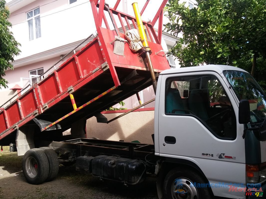 2002' Isuzu photo #1