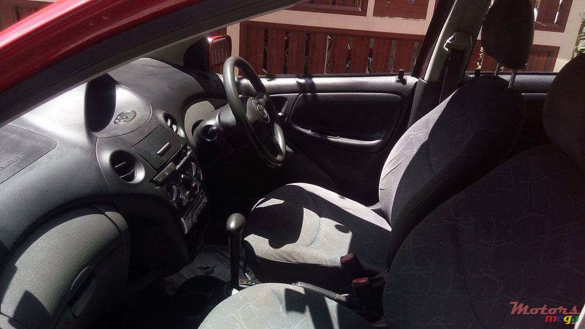 2003' Toyota Vitz nil photo #2