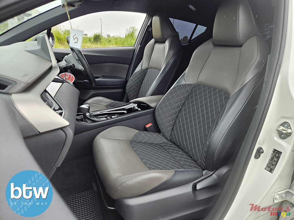 2021' Toyota C-HR photo #5