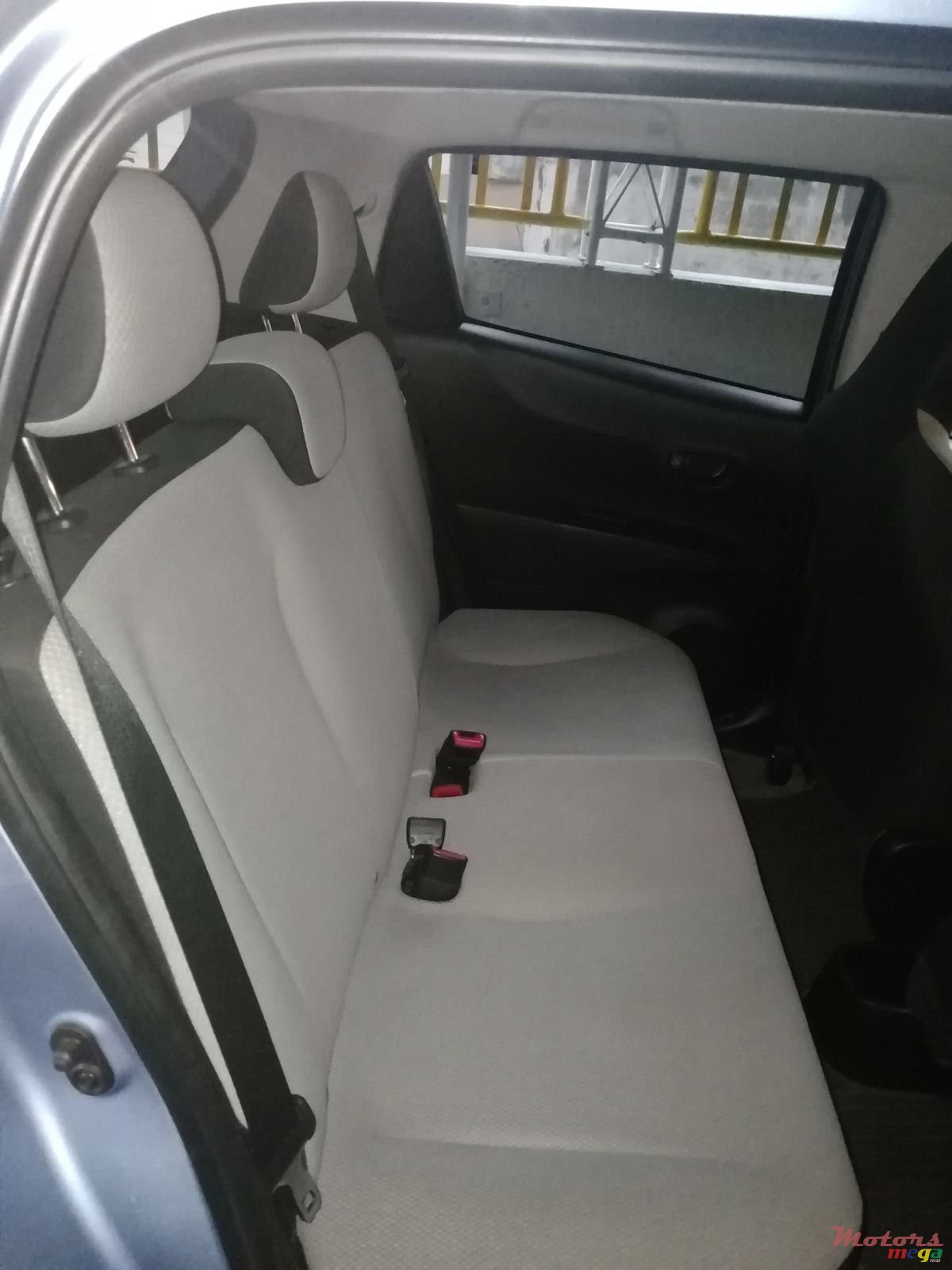 2012' Toyota Vitz photo #4