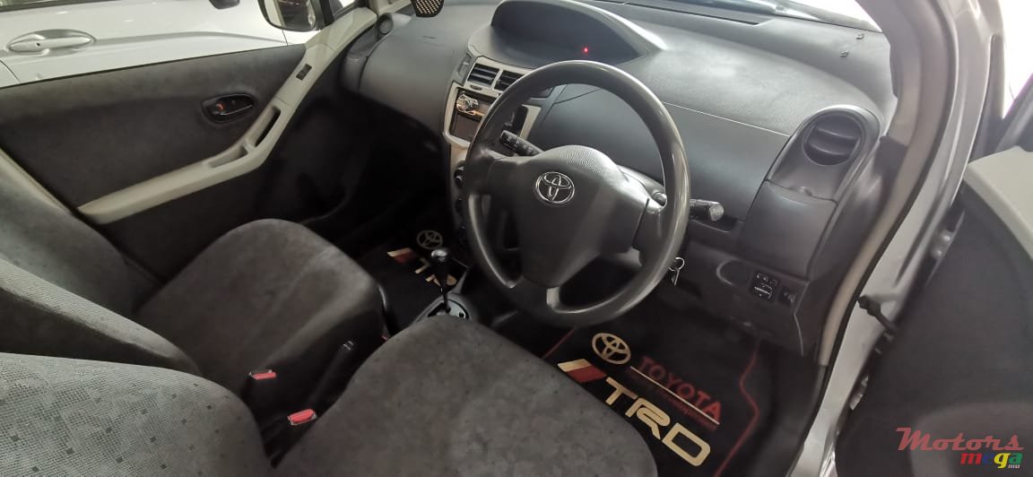 2009' Toyota Vitz photo #3