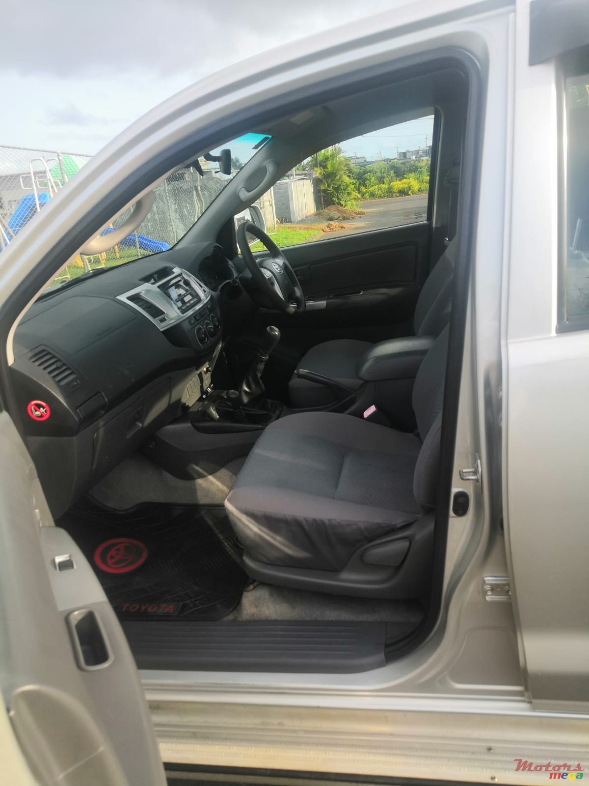 2013' Toyota Hilux 4x4 2.5 photo #3