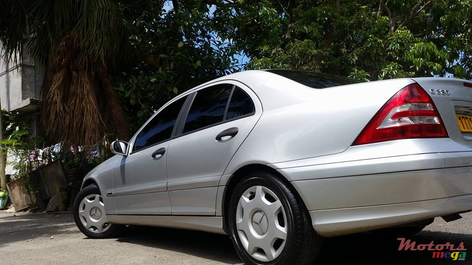 2005' Mercedes-Benz 220 C 220 CDI photo #2