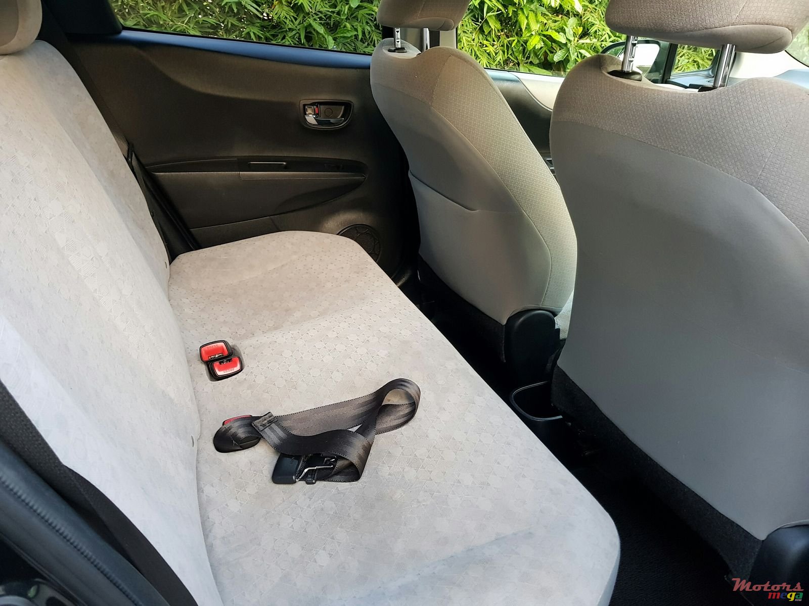 2011' Toyota Vitz 1300 photo #5