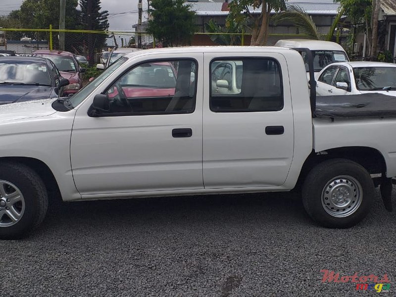 2004' Toyota Hilux photo #2