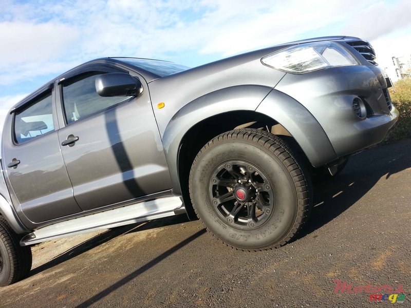 2012' Toyota Hilux photo #1