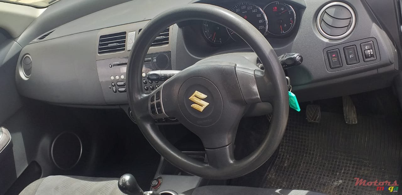 2009' Suzuki Swift photo #2