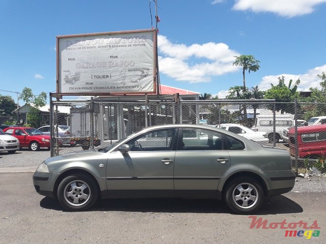 2005' Volkswagen Passat photo #3