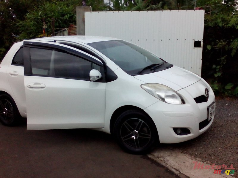 2009' Toyota Vitz photo #4