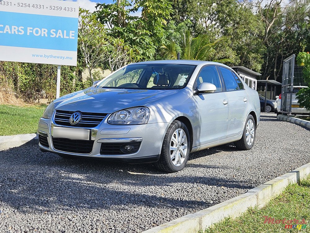2011' Volkswagen Jetta photo #2
