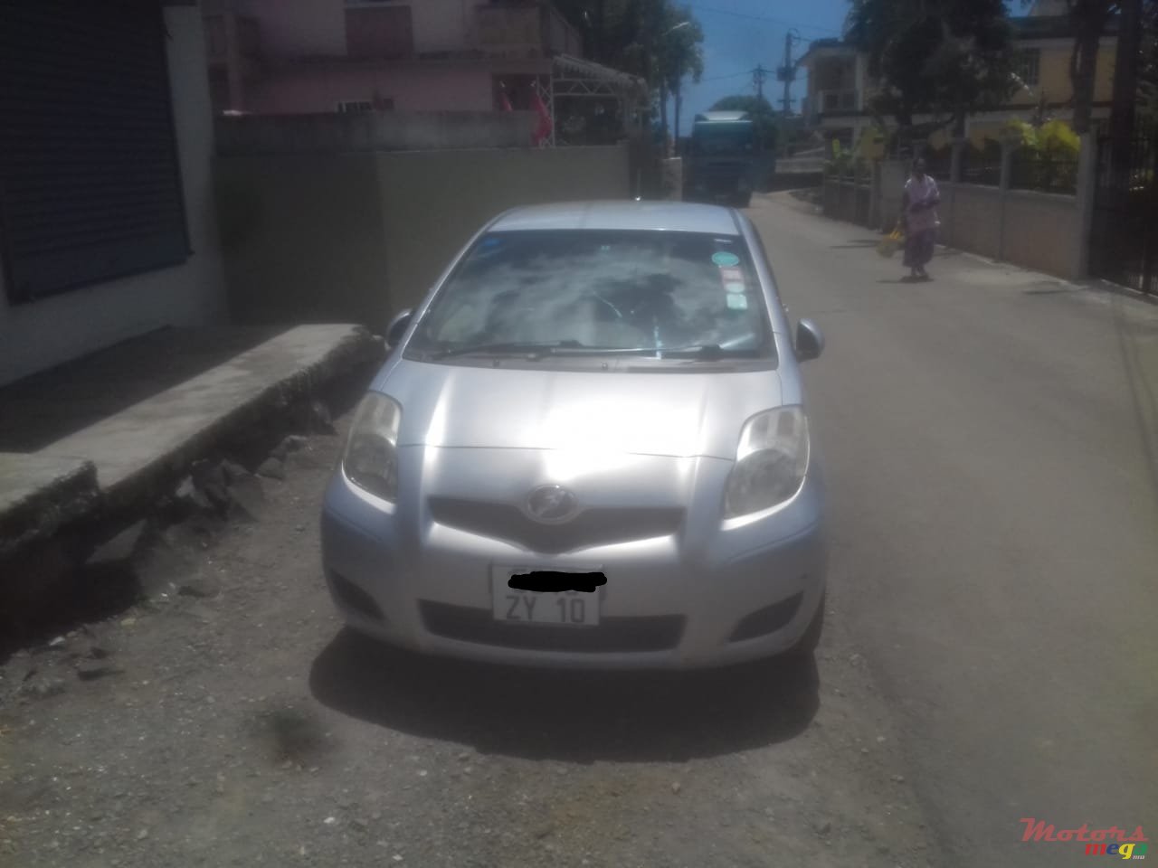 2010' Toyota Vitz photo #2