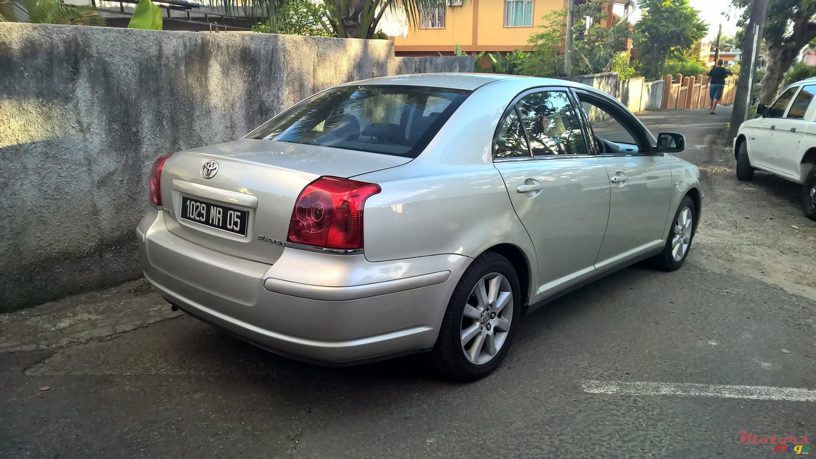 2005' Toyota Avensis photo #2