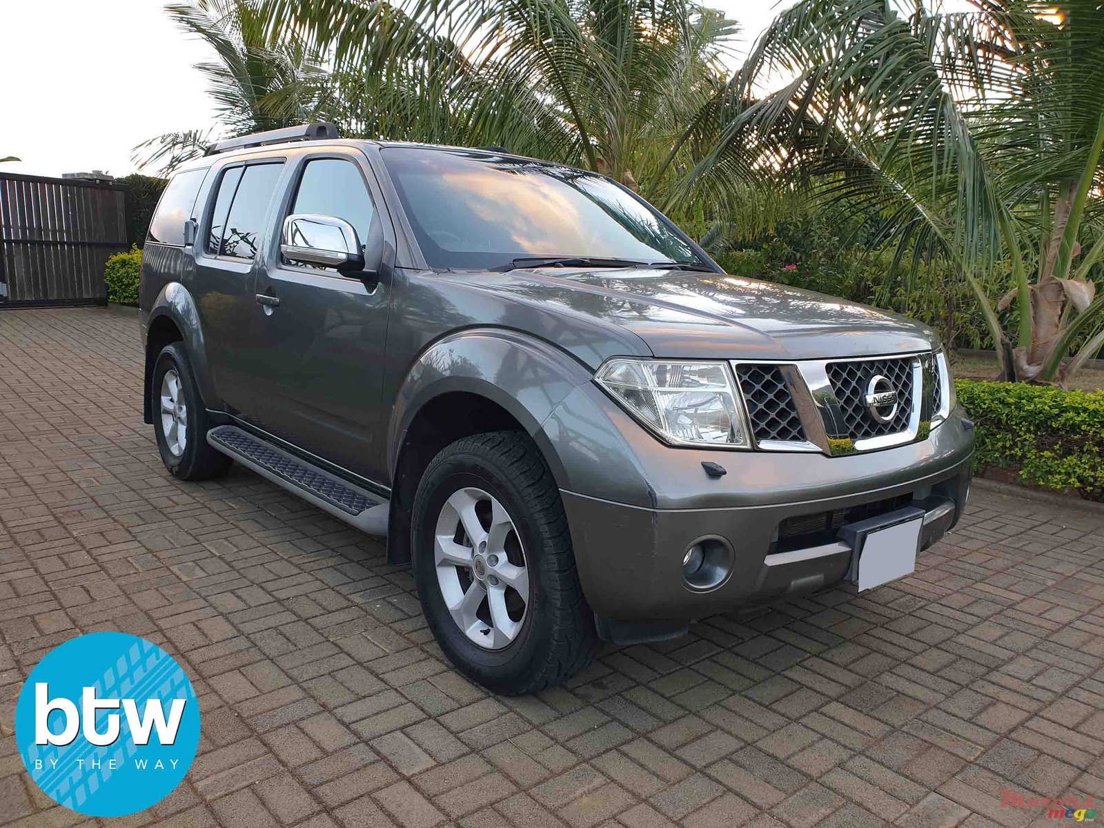 2009' Nissan Pathfinder LE 4WD V6 photo #1