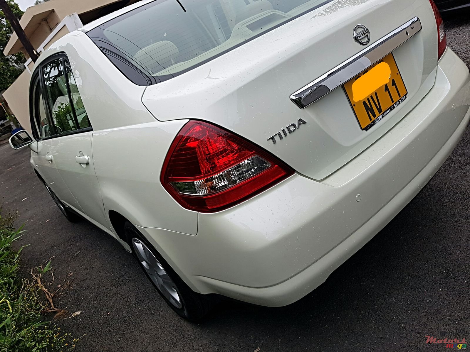 2011' Nissan Tiida photo #2