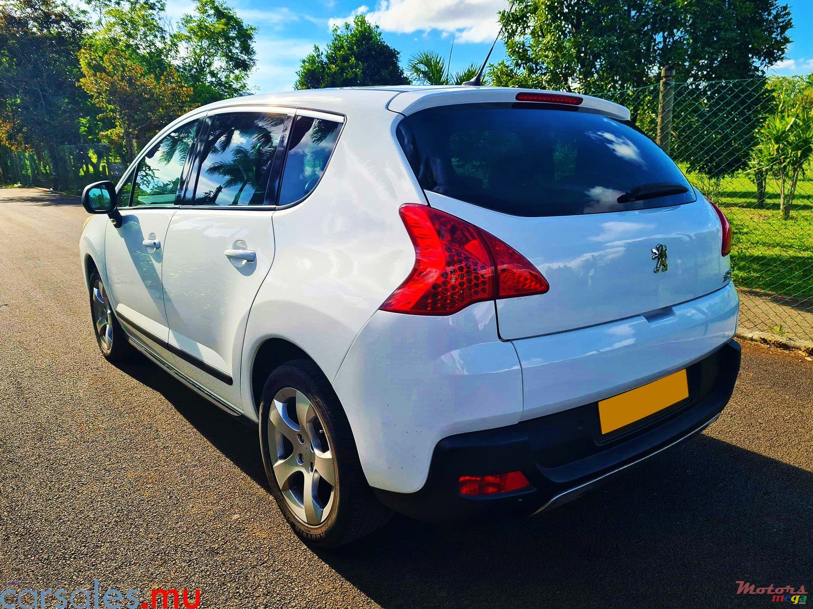 2011' Peugeot 3008 1.6 THP photo #2