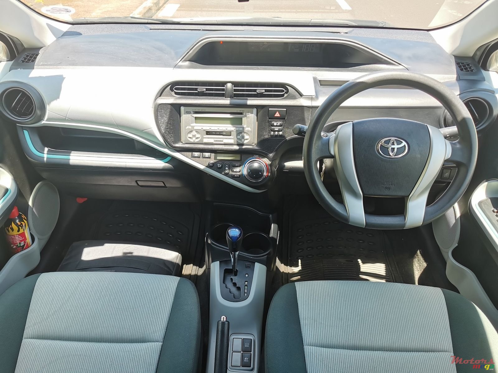 2012' Toyota Aqua photo #4