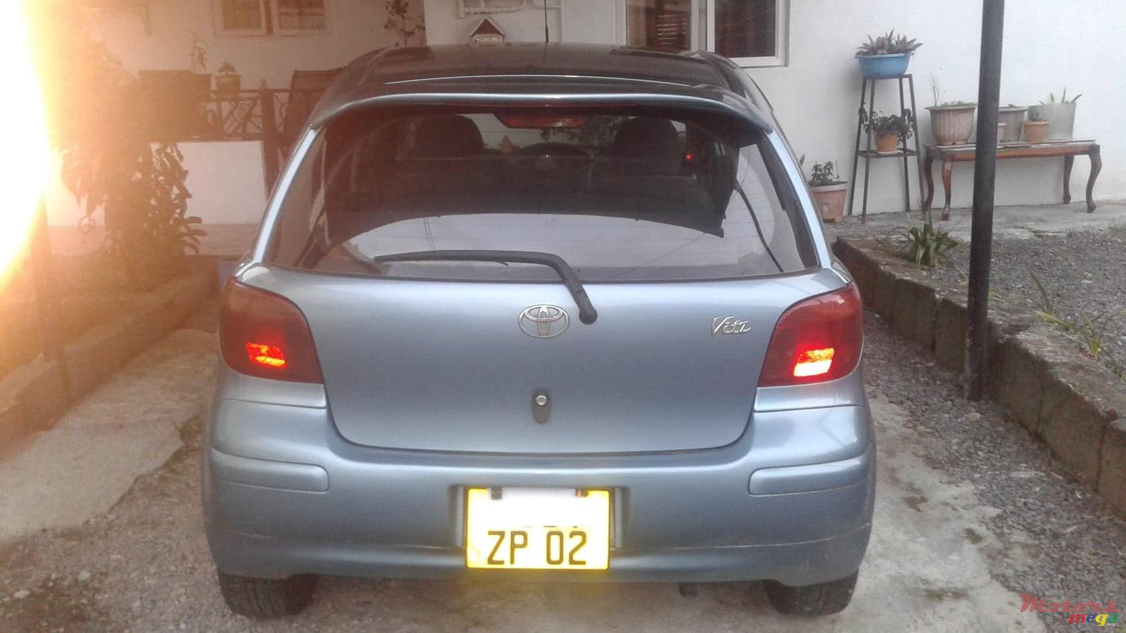 2002' Toyota Vitz photo #2