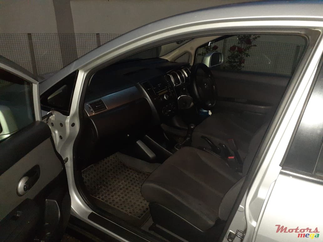2009' Nissan Tiida photo #6