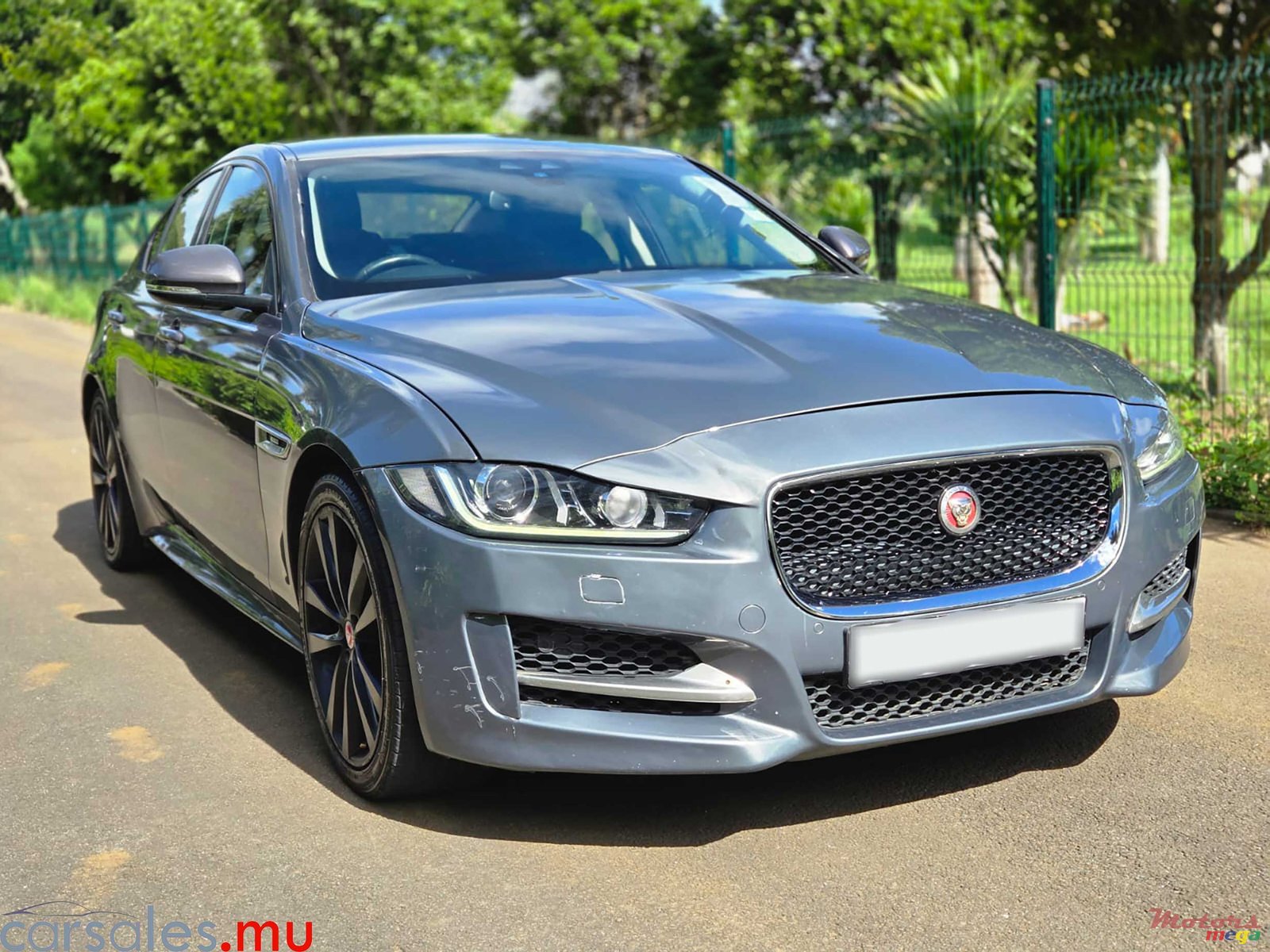 2017' Jaguar XE 20d R-Sport photo #2