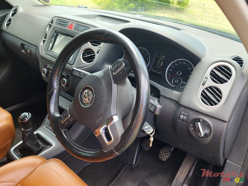 2011' Volkswagen Tiguan 4 wheel drive photo #5