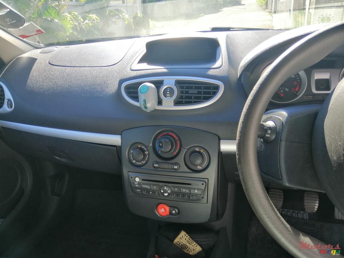 2011' Renault Clio 3 photo #4