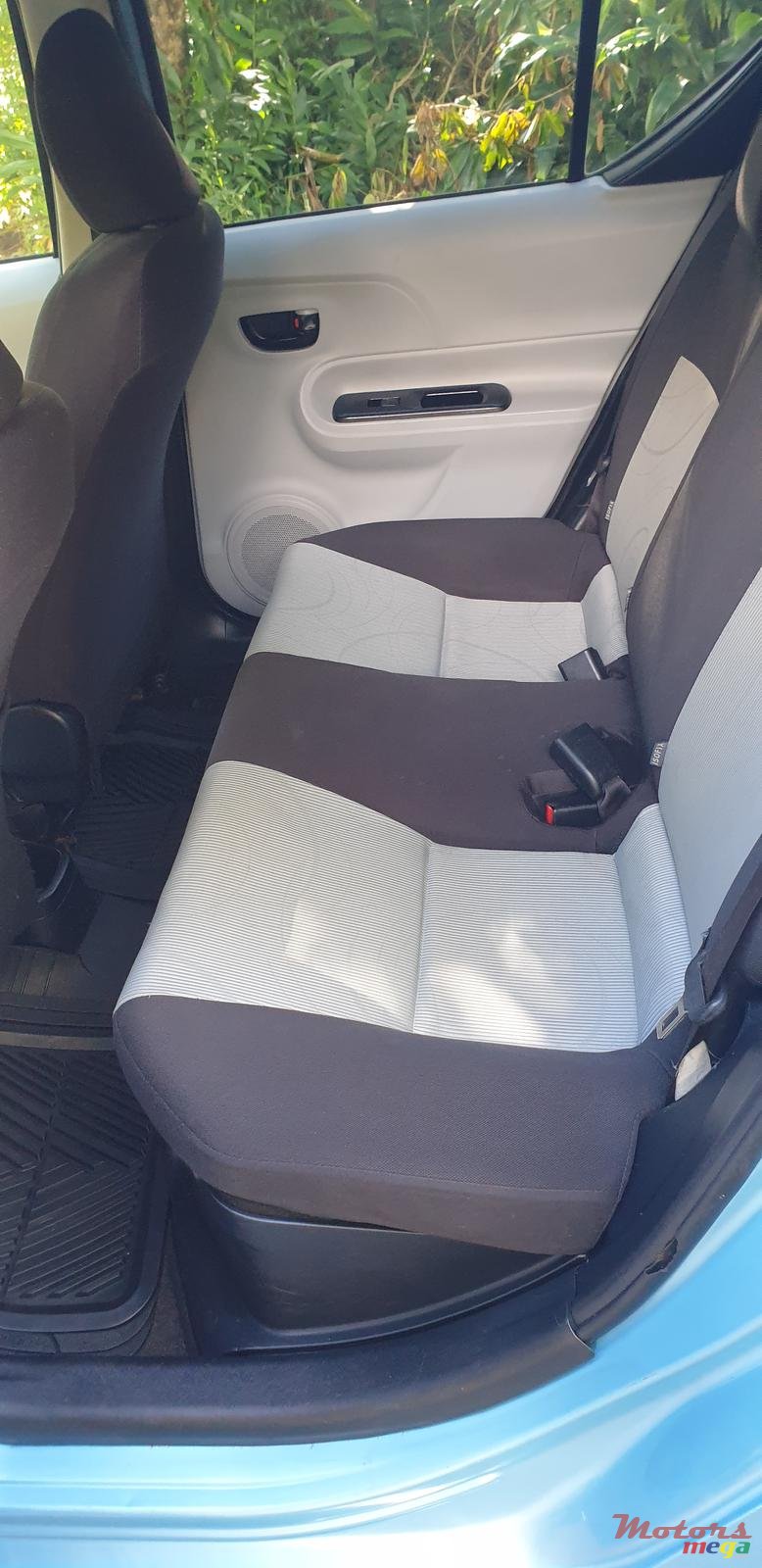 2012' Toyota Aqua photo #7