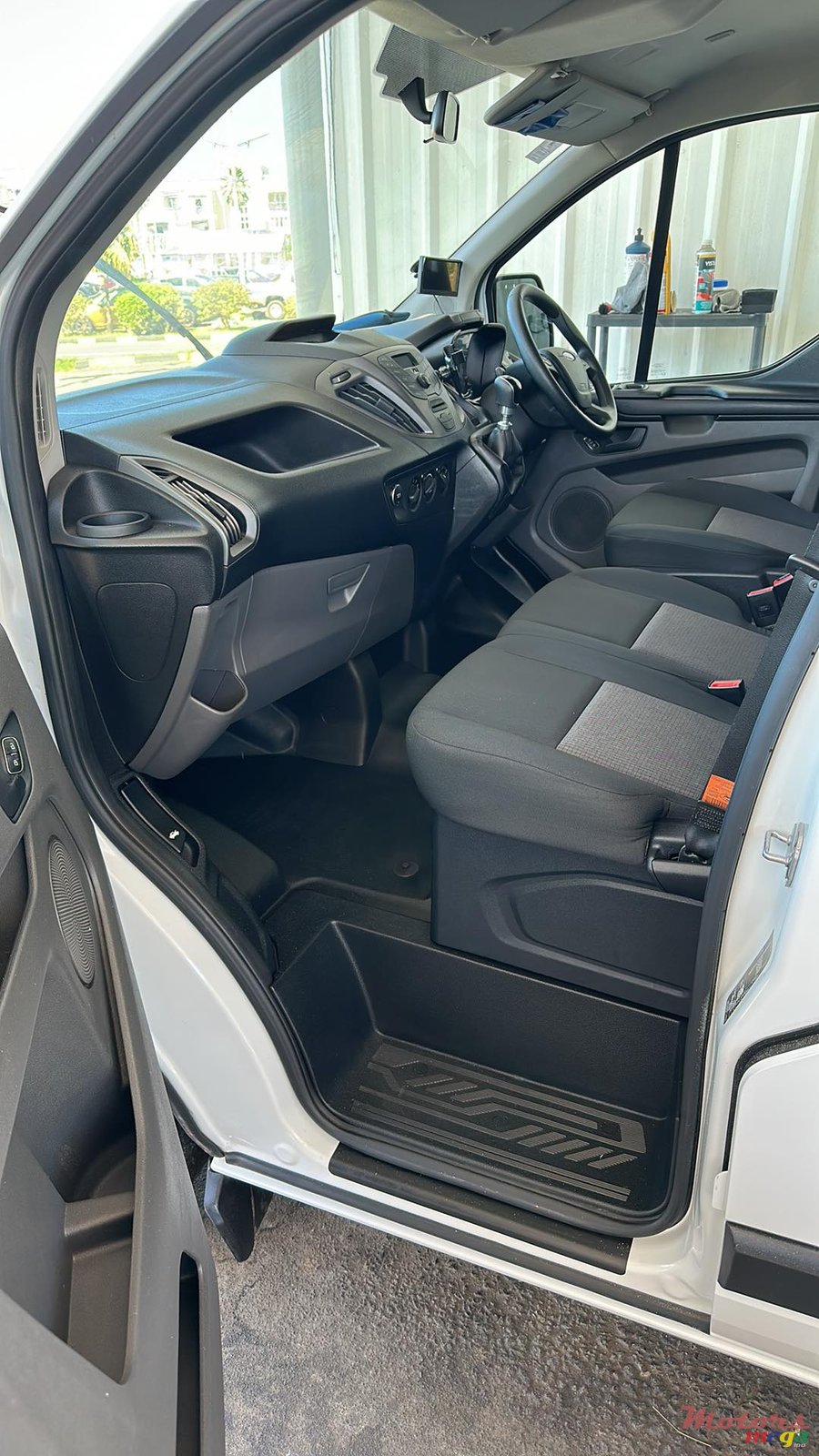 2020' Ford Transit Custom Panel van photo #2