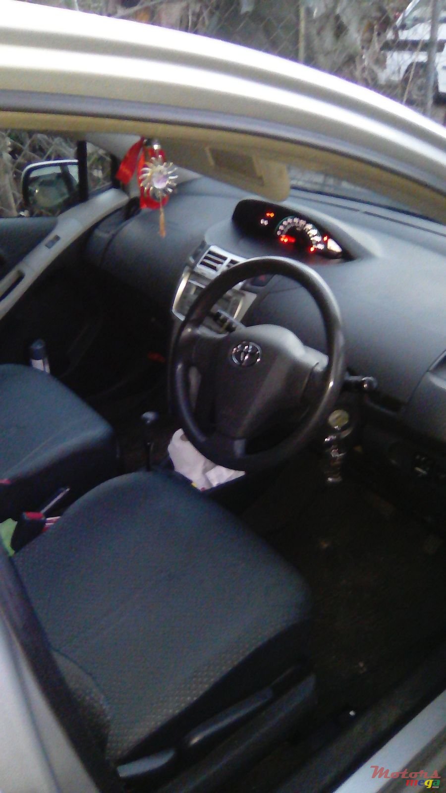 2007' Toyota Vitz photo #4