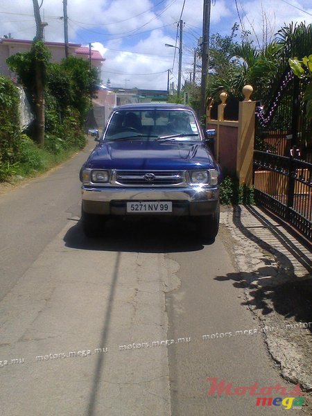 1999' Toyota Hilux 4x4 photo #3