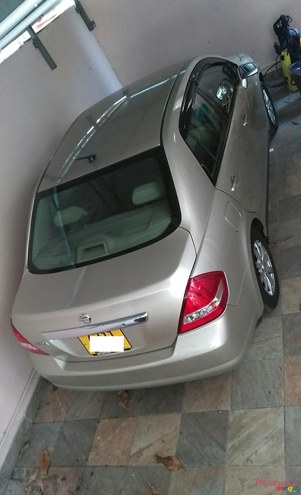 2011' Nissan Tiida sedan photo #1