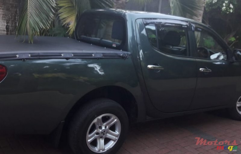 2010' Mitsubishi L 200 original photo #2