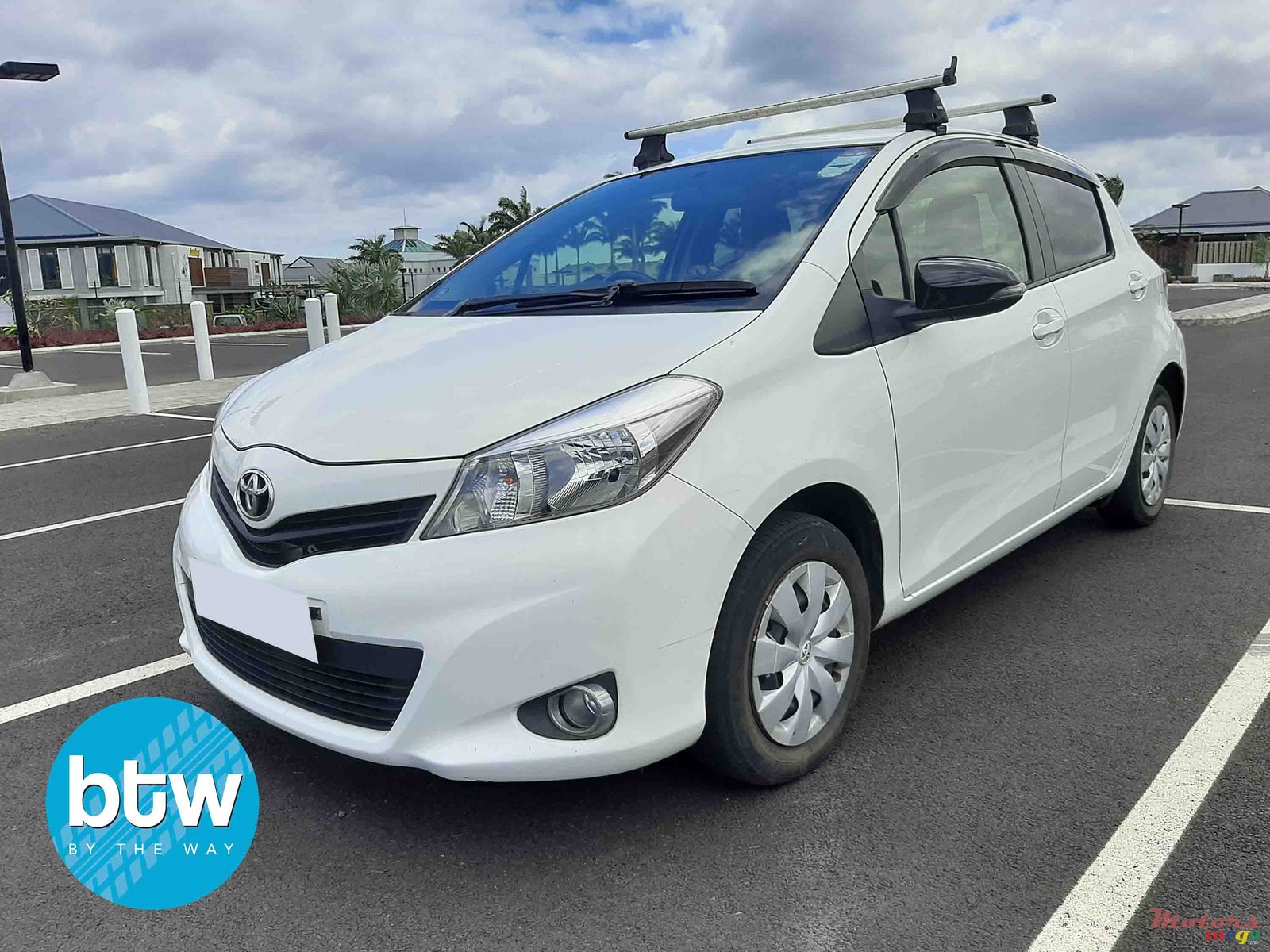 2014' Toyota Vitz photo #2