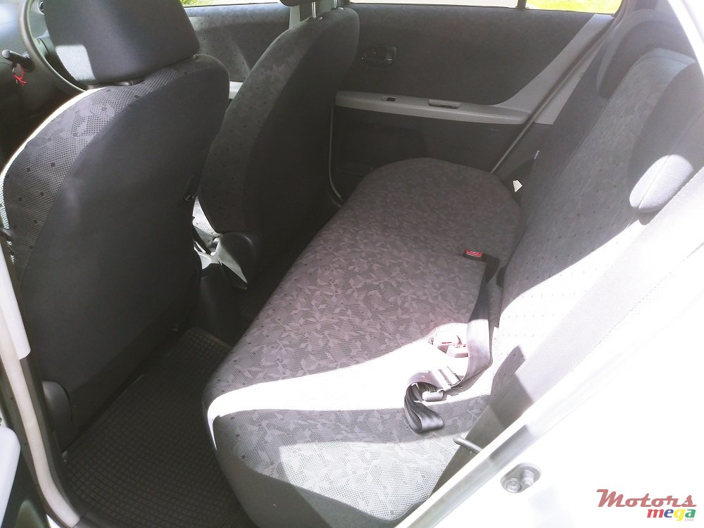 2009' Toyota Vitz 1300 photo #7