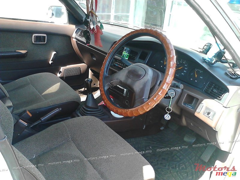 1989' Nissan Bluebird photo #3