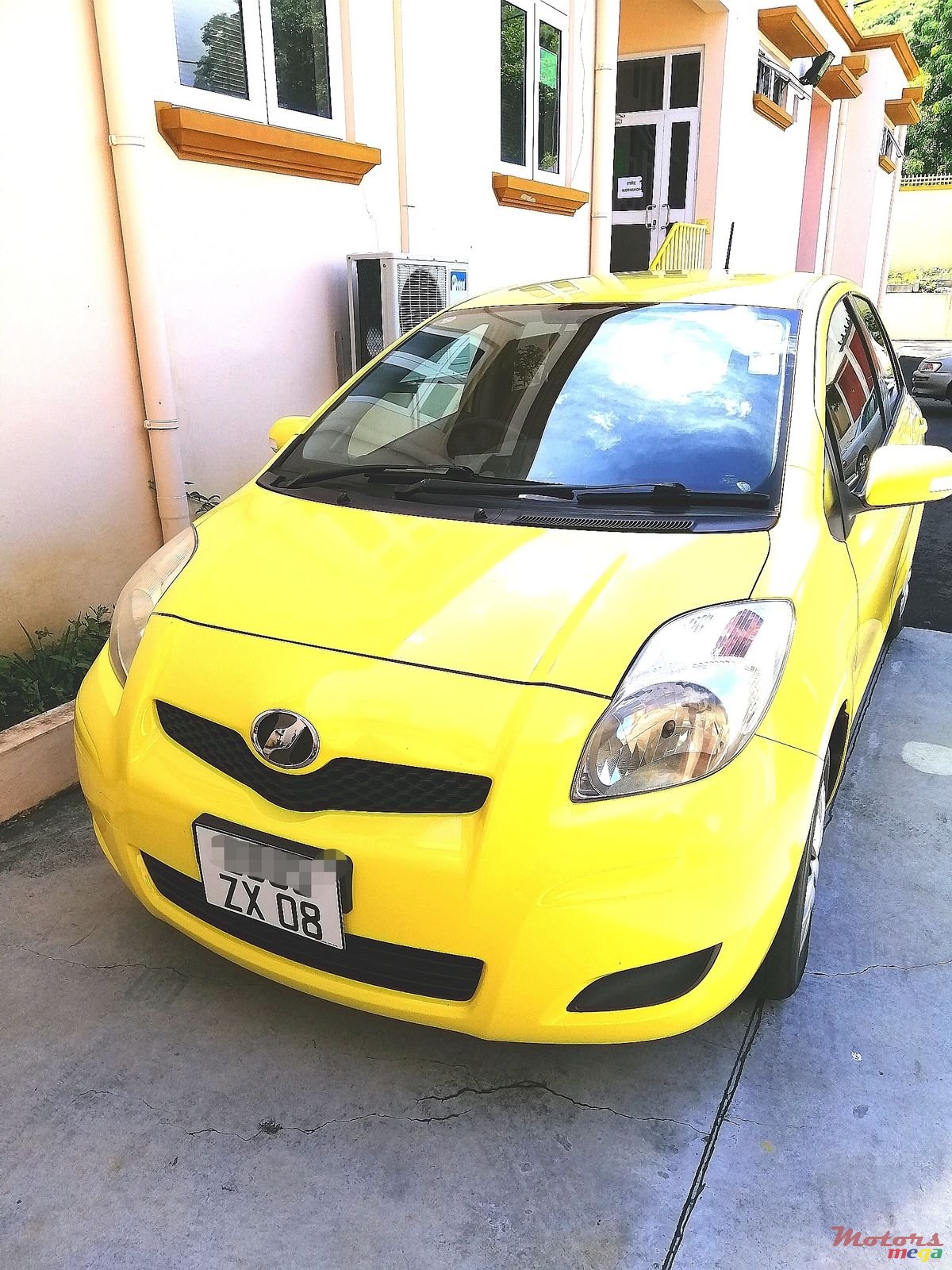 2008' Toyota Vitz photo #1