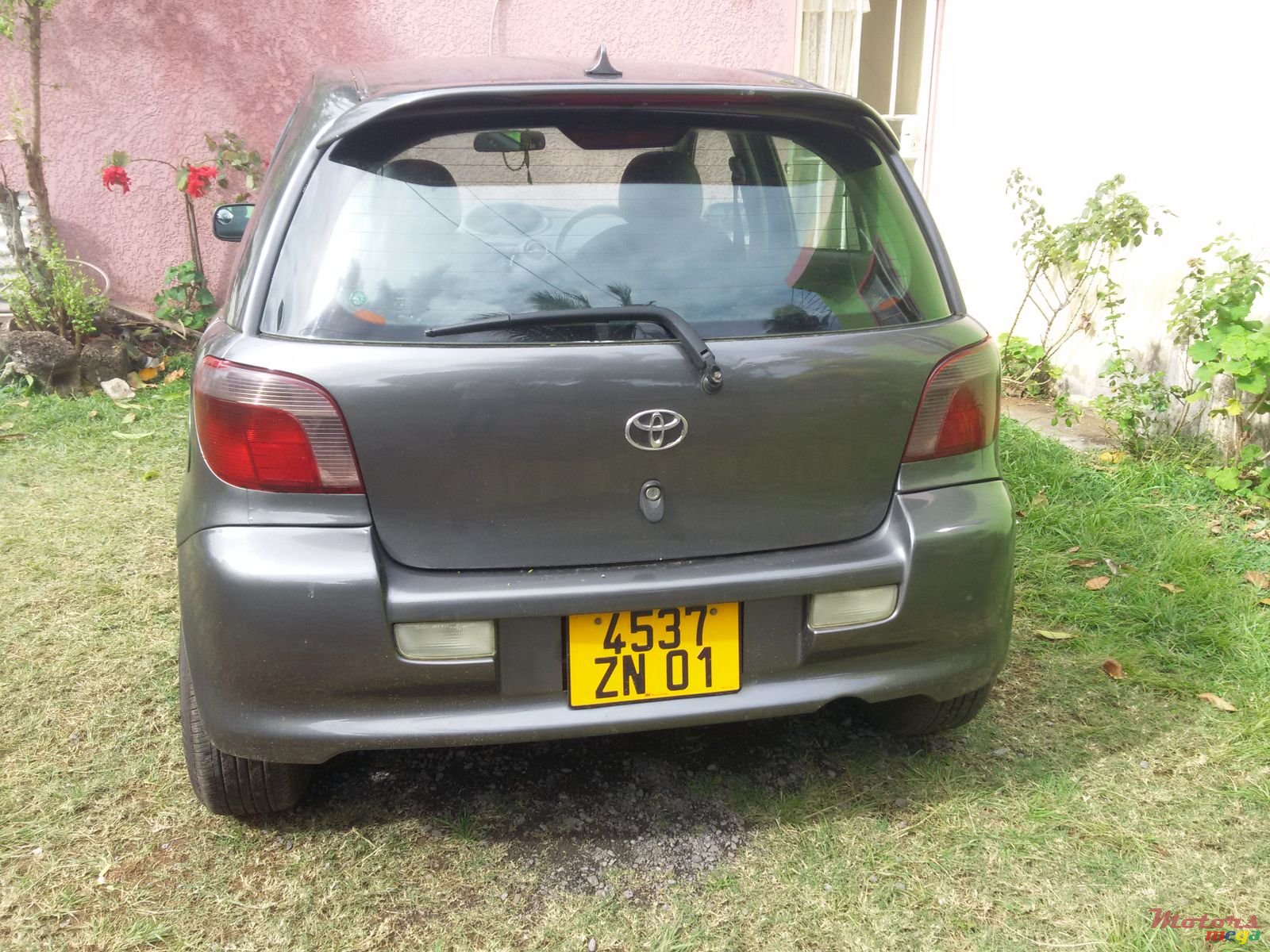 2001' Toyota Vitz photo #1