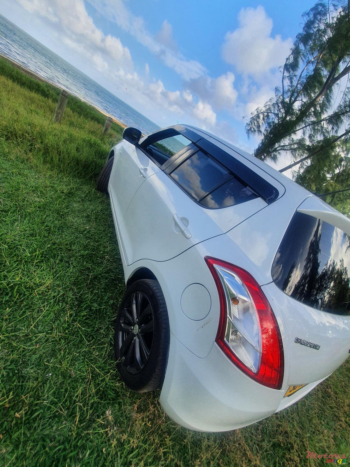 2015' Suzuki Swift photo #2