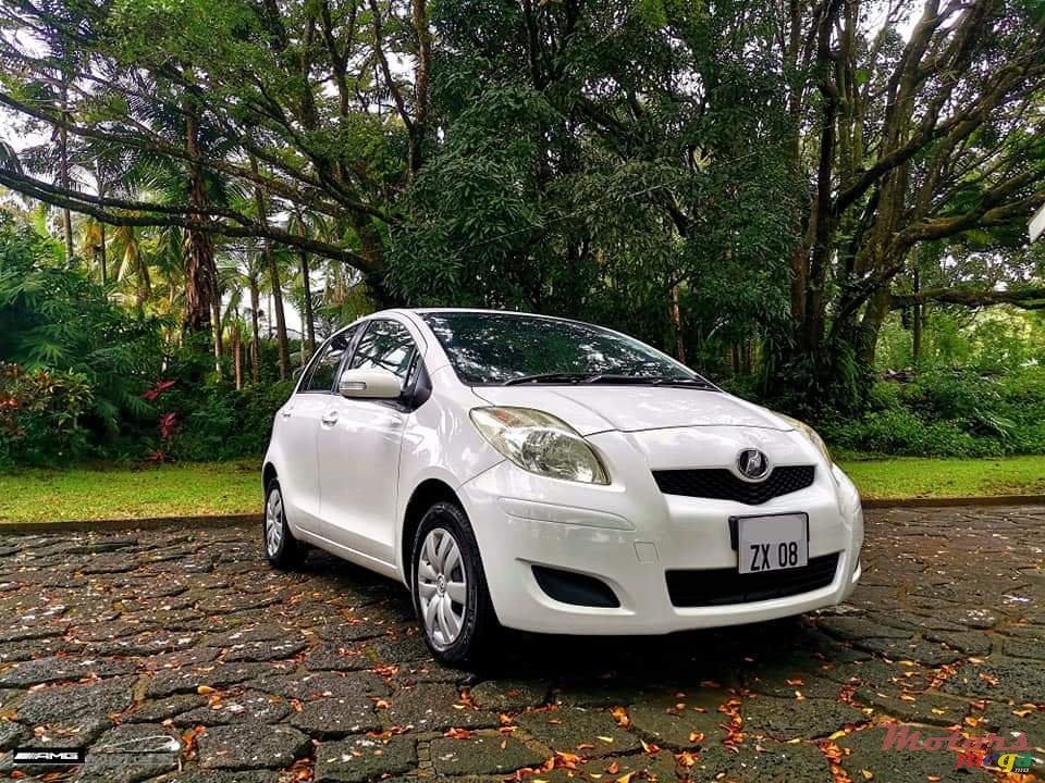 2008' Toyota Vitz photo #2