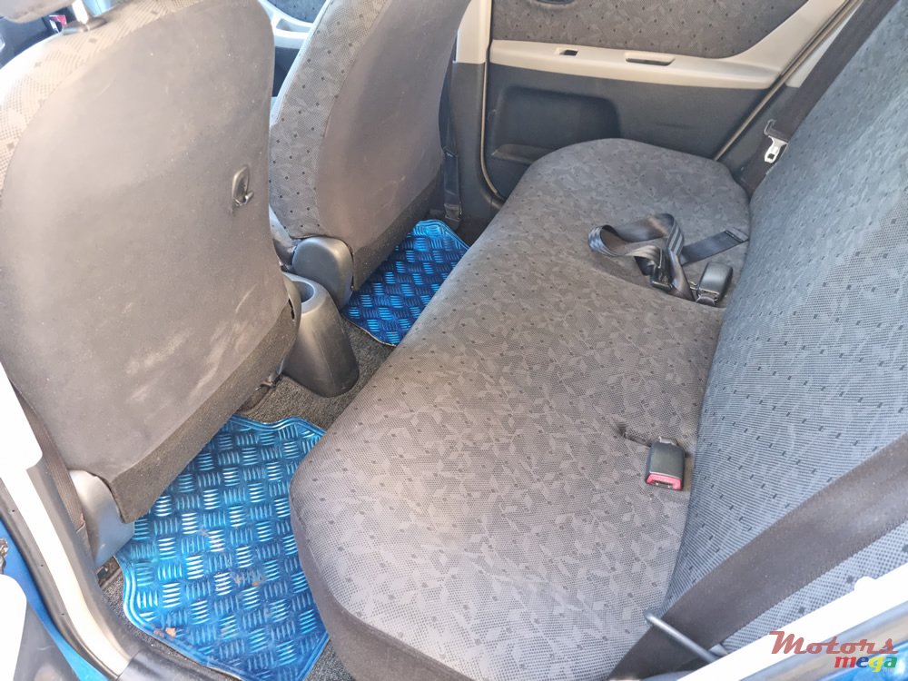 2009' Toyota Vitz photo #6