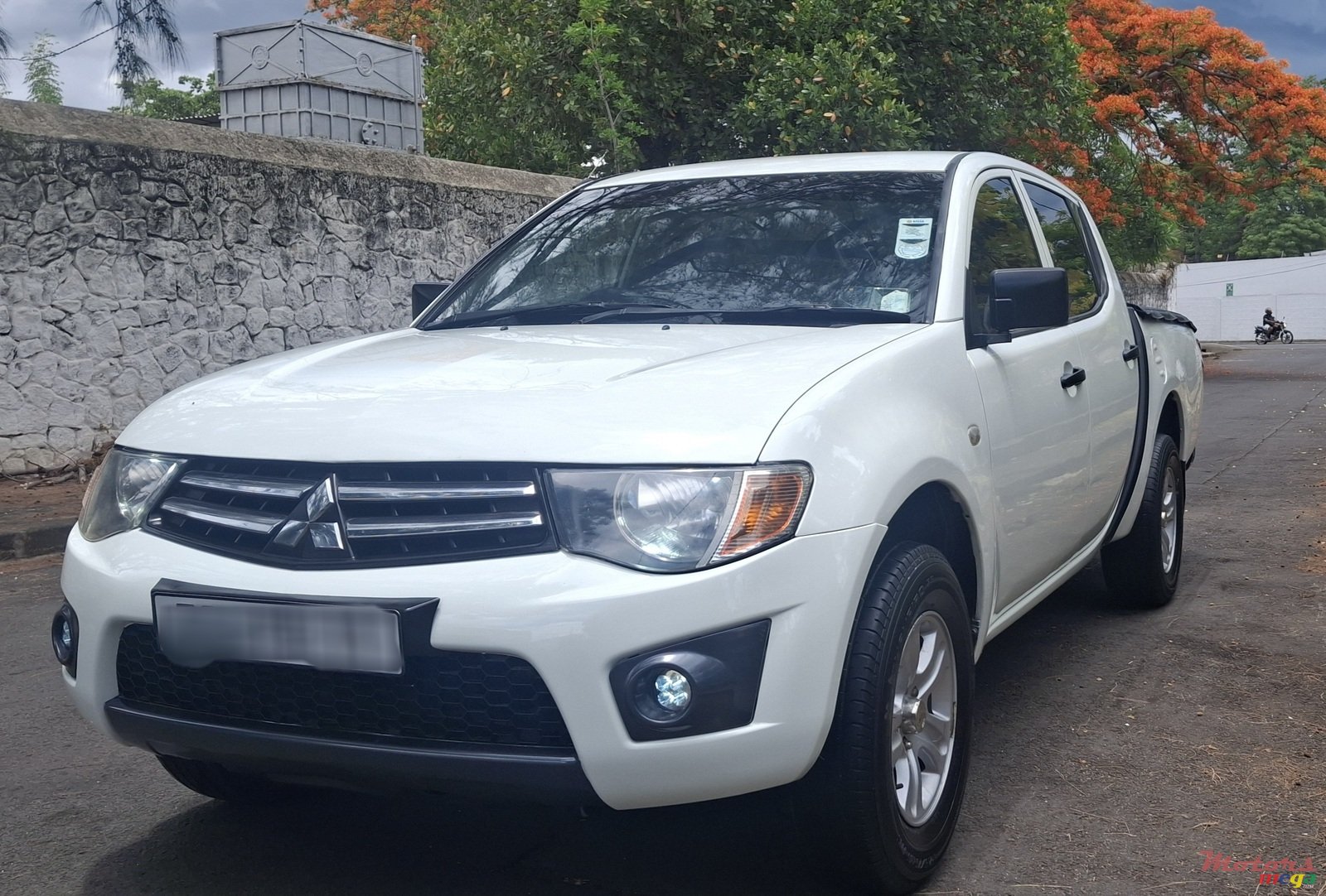 2011' Mitsubishi L200 photo #1