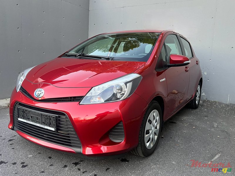 2013' Toyota Yaris 1.5 HYBRIDE ACTIF photo #2