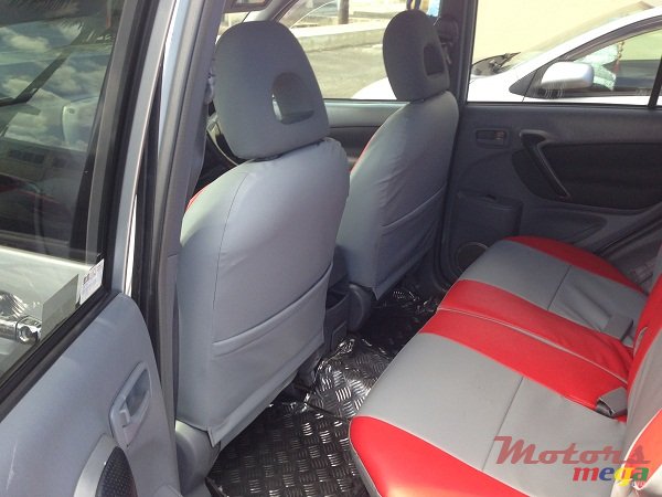 2002' Toyota RAV4 photo #5