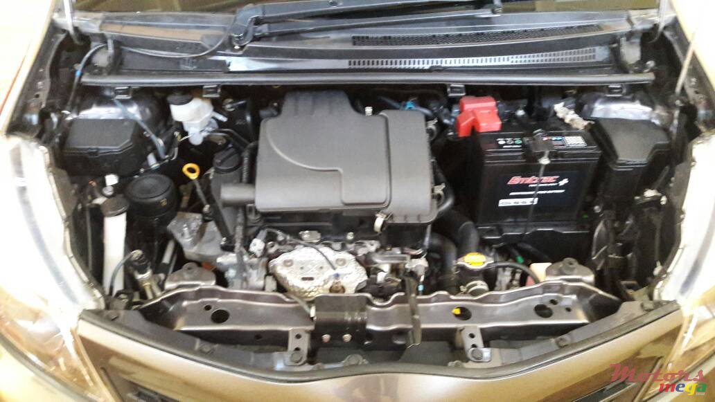 2011' Toyota Vitz photo #5