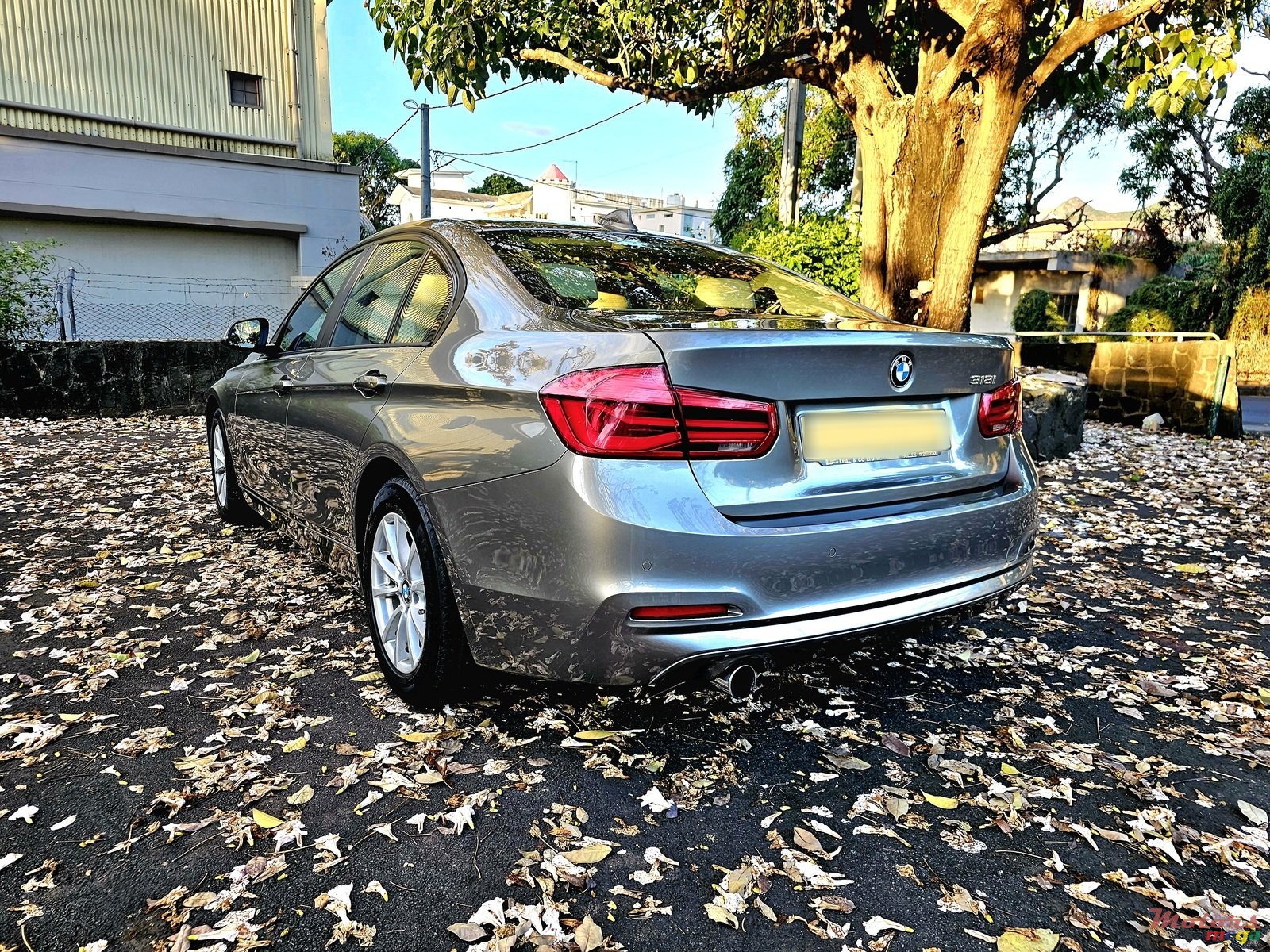 2016' BMW 318 photo #2