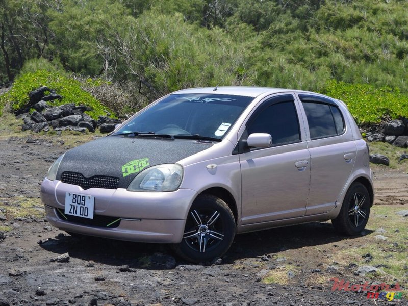 2000' Toyota Vitz photo #1