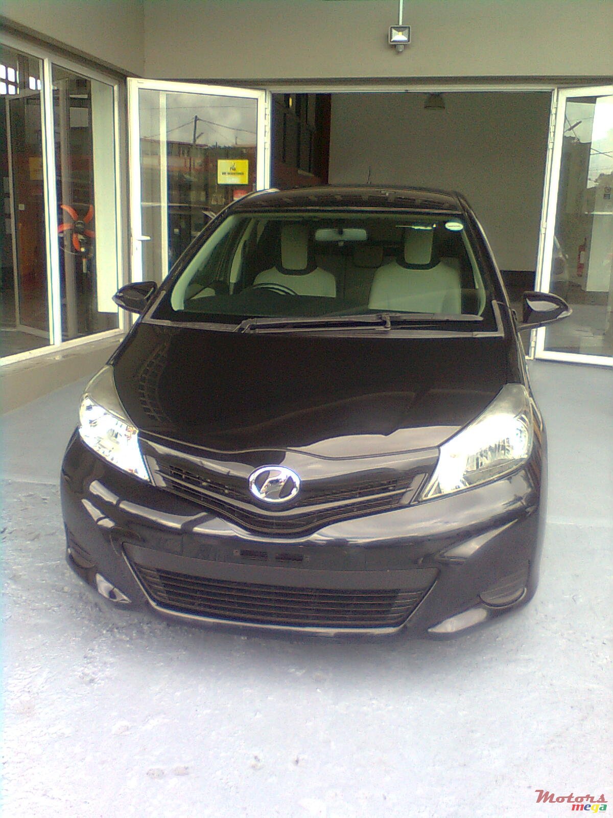 2012' Toyota Vitz photo #1